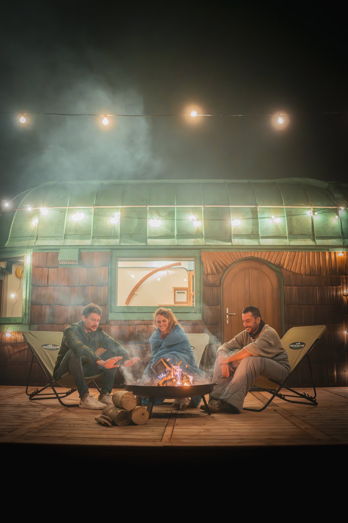 Vue terrasse avec des amis autour du feu Vue terrasse avec des amis autour du feu