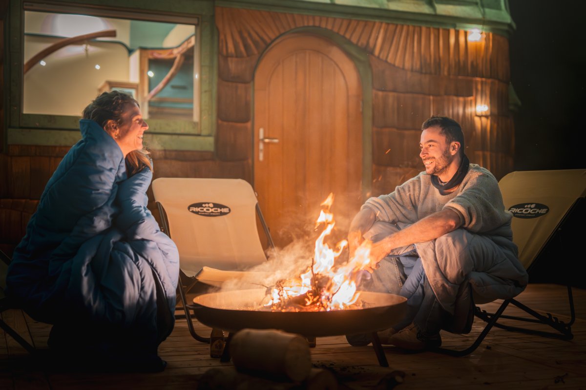 Autour du feu sur la terrasse